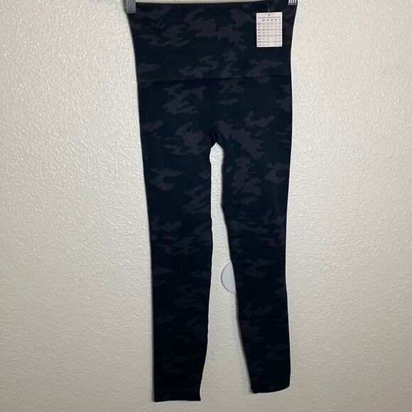 NWT- SPANX- Seamless Leggings for Women Tummy Control- black Camo- Size medium - Picture 1 of 6